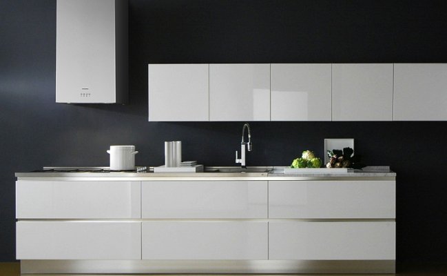 Прямая белая кухня с профилем GOLA