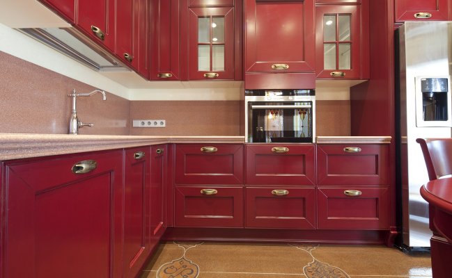Угловая классическая кухня в бордовом цвете