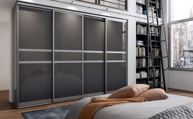 Шкаф-купе с серым матовым стеклом
