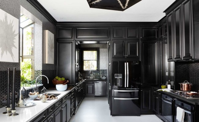 Классическая большая кухня с фасадами с фрезеровкой