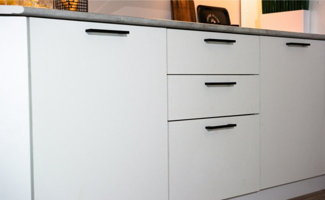 Прямая светлая кухня Лофт 