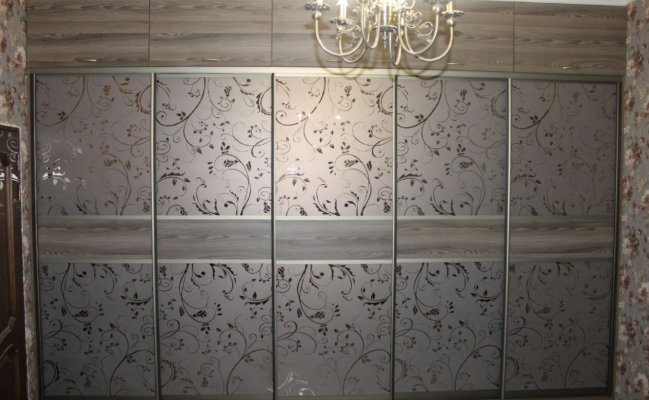 Большой шкаф-купе пескоструйным орнаментом