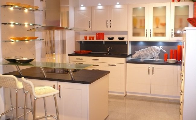 Прямая кухня с многоуровневой столешницей на острове