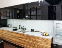 Продажа Прямая кухня с глянцевыми фасадами и фартуком из стекла в каталоге Купить Прямая кухня с глянцевыми фасадами и фартуком из стекла в каталоге