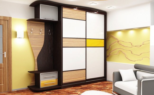 Шкаф-купе в прихожую с желтой полосой