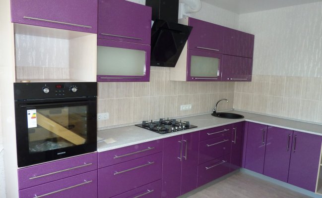 Угловая кухня с фиолетовыми глянцевыми фасадами