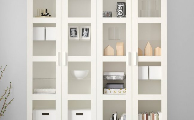 Книжный шкаф с стеклянными дверцами