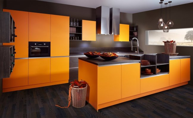 Кухня с оранжевыми матовыми фасадами