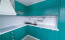 Угловая кухня с бирюзовыми фасадами