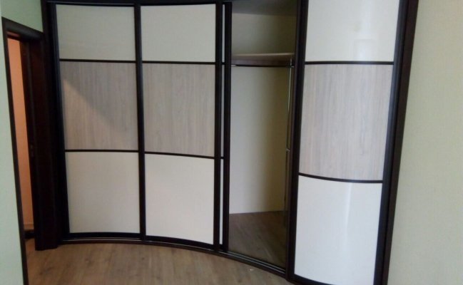 Угловой радиусный шкаф для прихожей