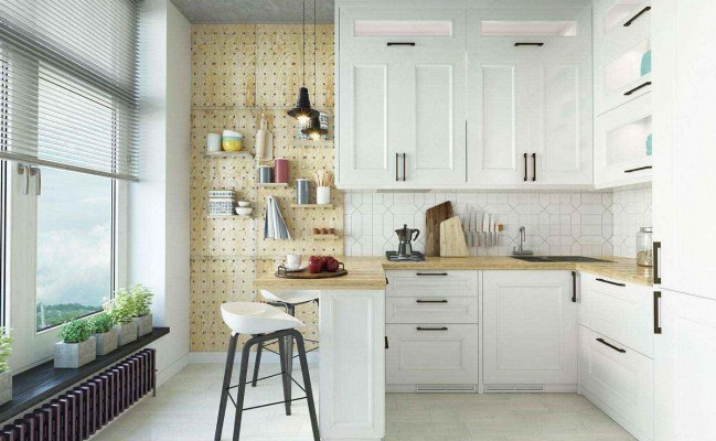 Кухня п-образная с белыми фасадами