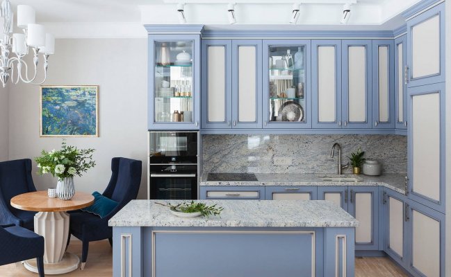 Небольшая угловая кухня в голубом цвете