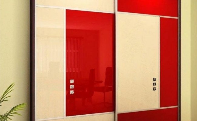 Шкаф купе с красными фасадами и подсветкой