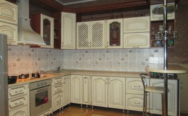 Классическая кухня с фрезеровкой на фасадах