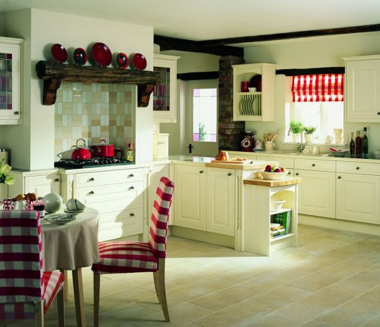 Большая светлая кухня в стиле кантри