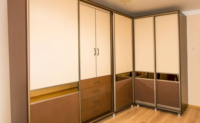 Угловой шкаф с зеркальными вставками