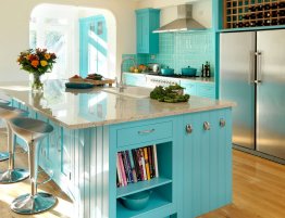 Купить Кухня с деревянными фасадами и бирюзовым островом в каталоге Из пвх