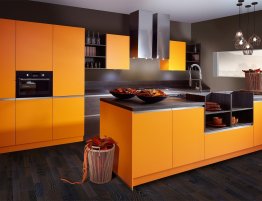 Купить Кухня с оранжевыми матовыми фасадами в каталоге Из пвх
