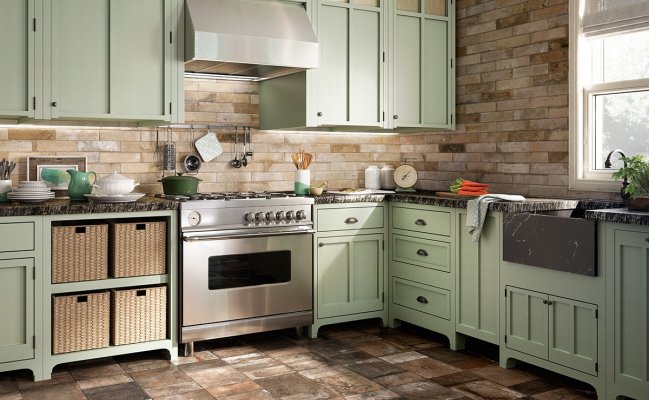 Кухня со столешницей из камня