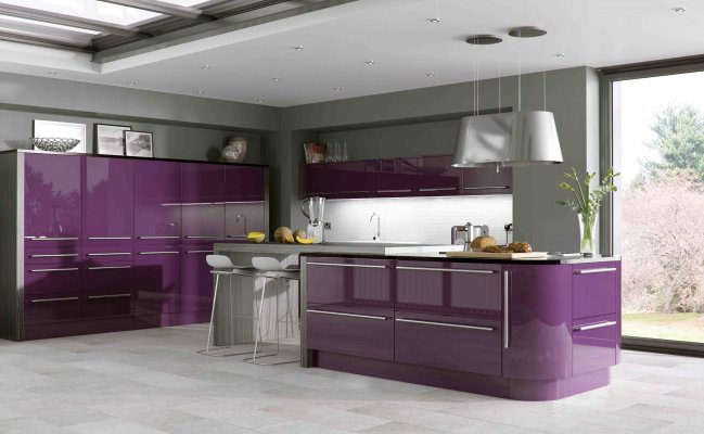 Угловая кухня с большим островом совмещенным с барной стойкой