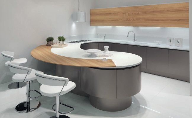 Кухня с закругленной барной стойкой