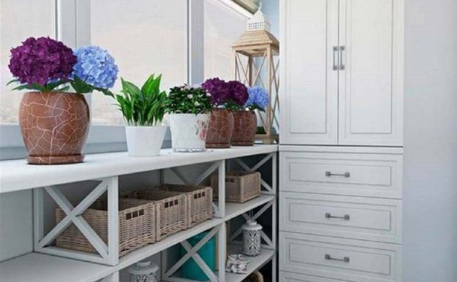 Шкаф на лоджию в классическом стиле