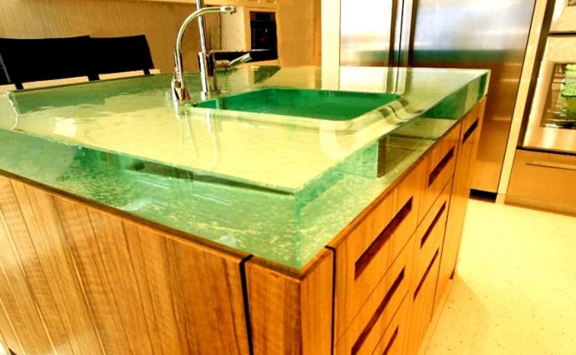 Кухня с толстым стеклом на столешнице острова