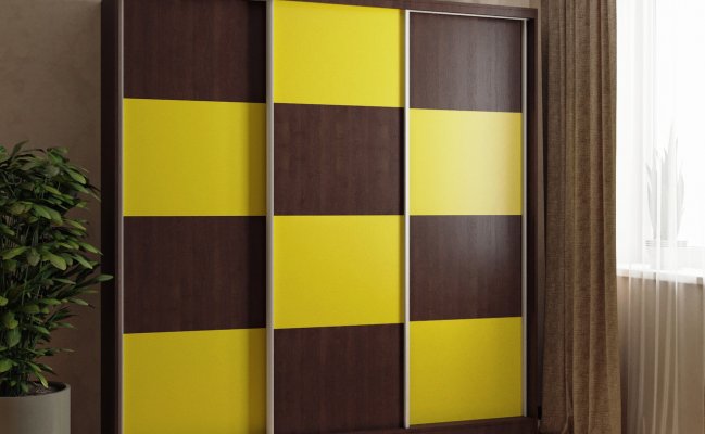 Трехстворчатый шкаф-купе с желто-коричневыми фасадами