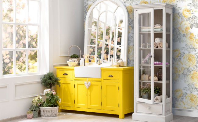 Небольшой стеклянный шкаф