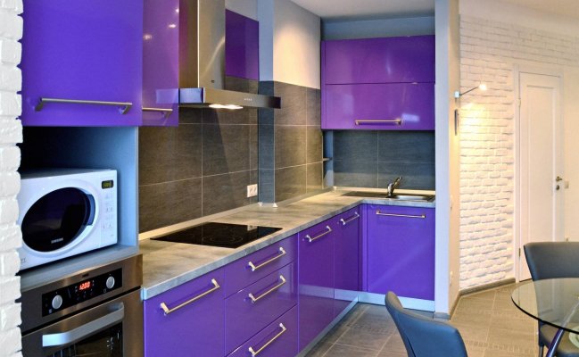 Небольшая угловая кухня с фартуком цвета графит