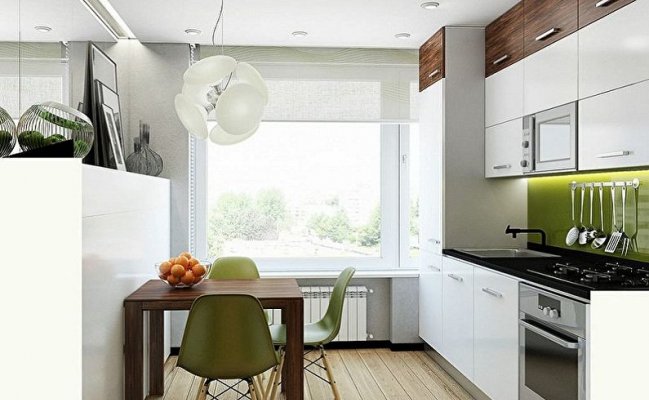 Белая кухня с акцентными деревянными навесными шкафами и ярким фартуком