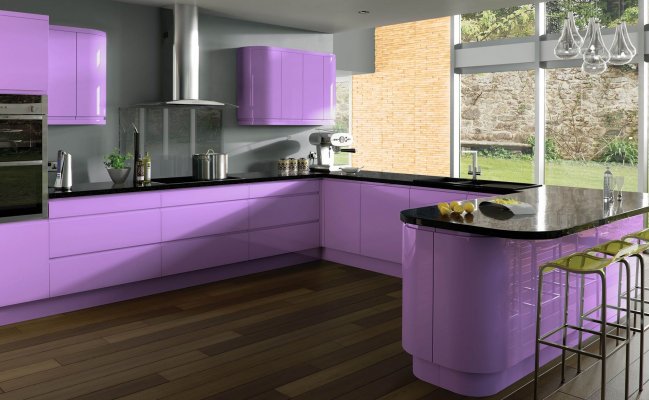 Кухня с радиусными фасадами сиреневого цвета