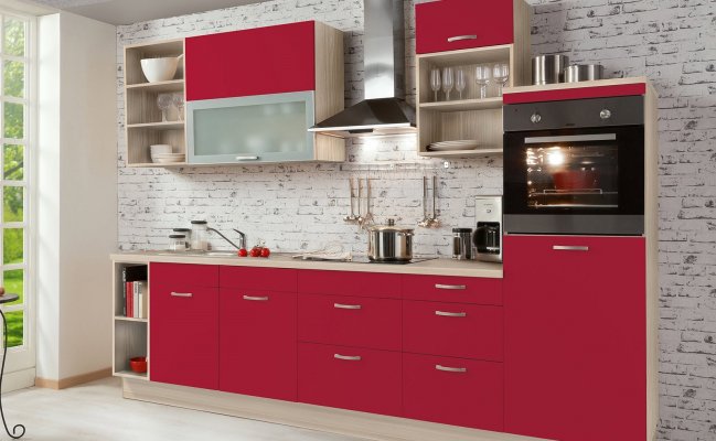 Небольшая прямая кухня красного цвета с открытыми полками