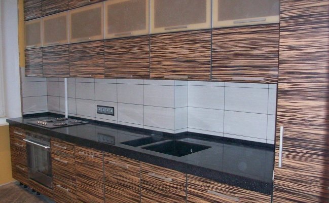 Небольшая прямая кухня, столешница камень