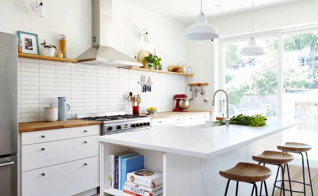 Прямая кухня с островом и белыми фасадами