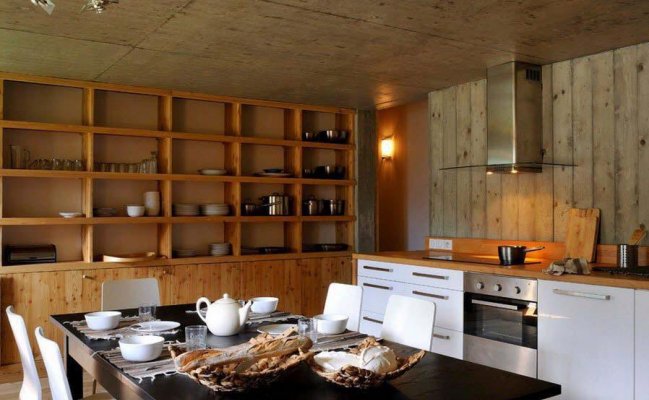 Кухня в стиле шале с открытыми стелажами