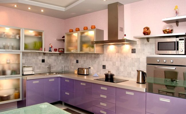 Угловая кухня с стеклянными фасадами сиреневого цвета