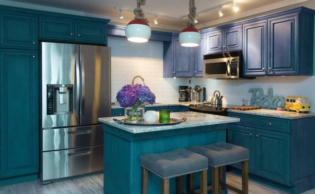 Угловая кухня с синими фасадами