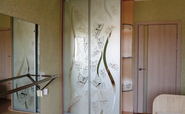 Небольшой шкаф с боковыми полками