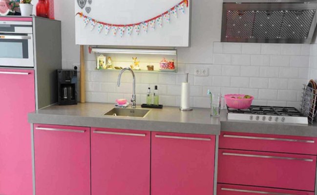 Небольшая розовая кухня