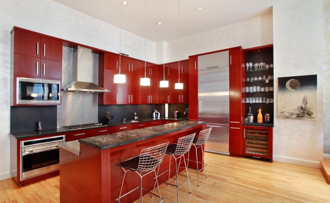 Угловая кухня с островом-барной стойкой