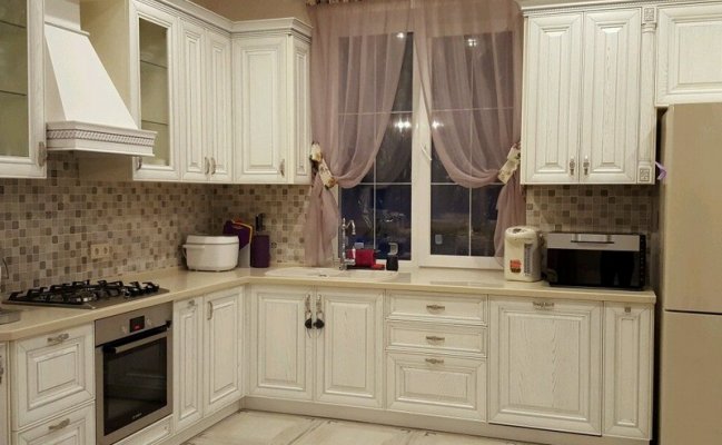 Классическая кухня белого цвета с навесными шкафами
