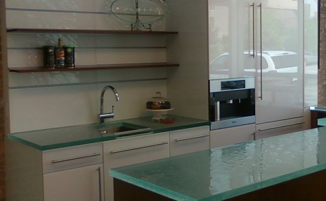 Небольшая п-образная кухня с стеклянной столешницей