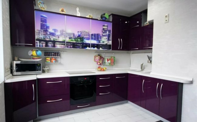 Угловая кухня с фотопечатью на фасадах 