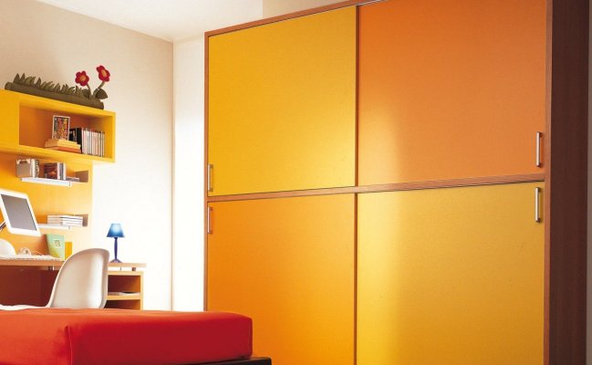 Желто-оранжевый шкаф-купе