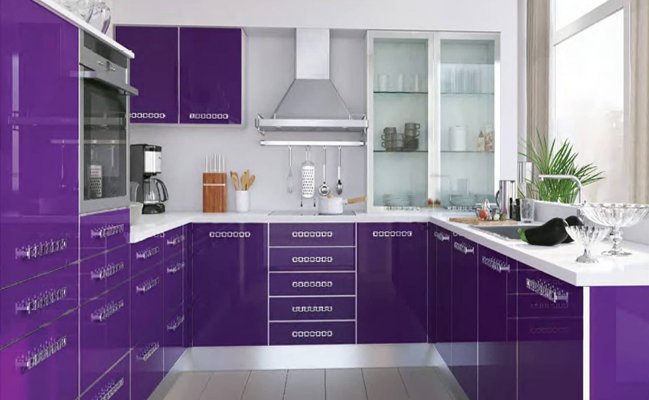 Кухня п-образной формы с глянцевыми фасадами
