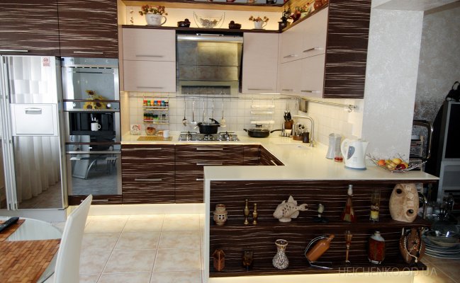 Кухня п-образная с открытыми стеллажами