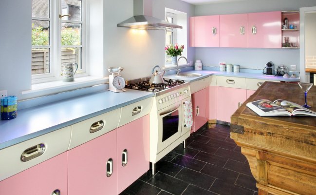 Ретро кухня в розовом цвете