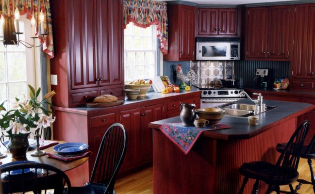 Кухня в бордовом цвете с островом
