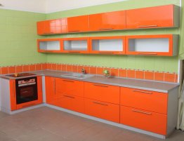 Купить Угловая кухня с оранжевыми фасадами в каталоге Из пвх